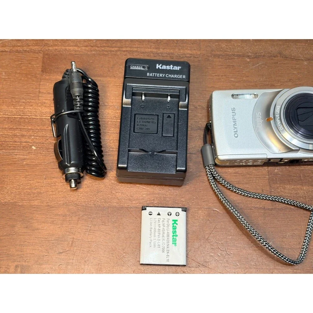 Olympus Stylus 7010 12.0MP Digital Camera Silver Point Shoot w/Batt & charger